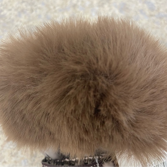 UGG NWT Brown/gold fur metallic puffy tech gloves - Picture 4 of 8